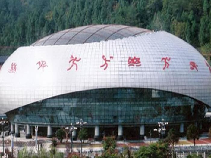 丽江体育中心球形网架加工安装